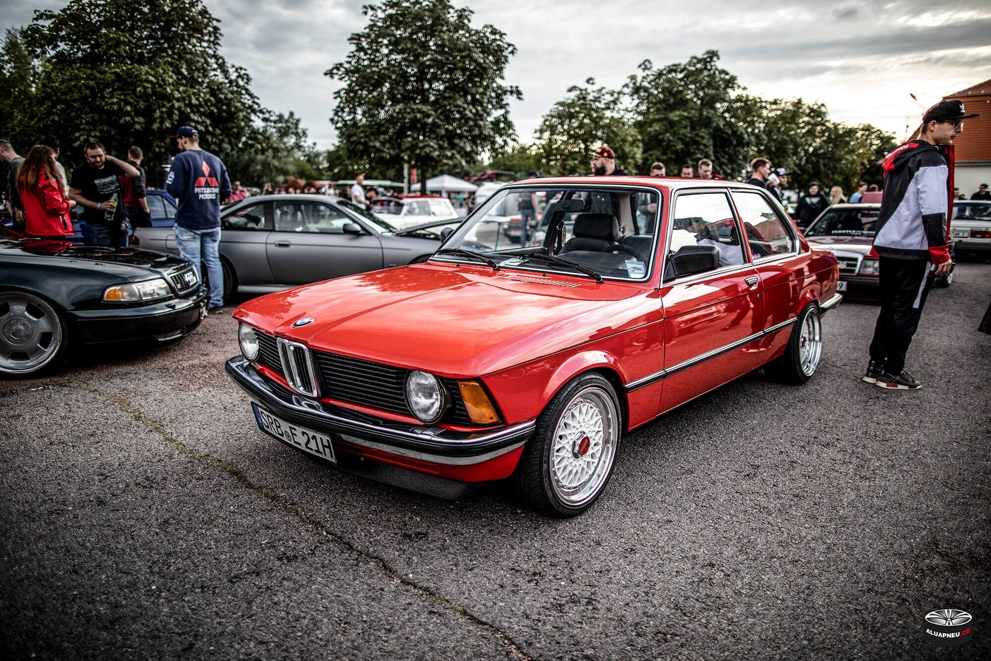 Bílá alu kola s leštěnými límci Bmw 3 series E21 - elektrony BBS - XS Classic Carnight 5.0 - Drážďany tuning sraz 2019 - www.aluapneu.cz