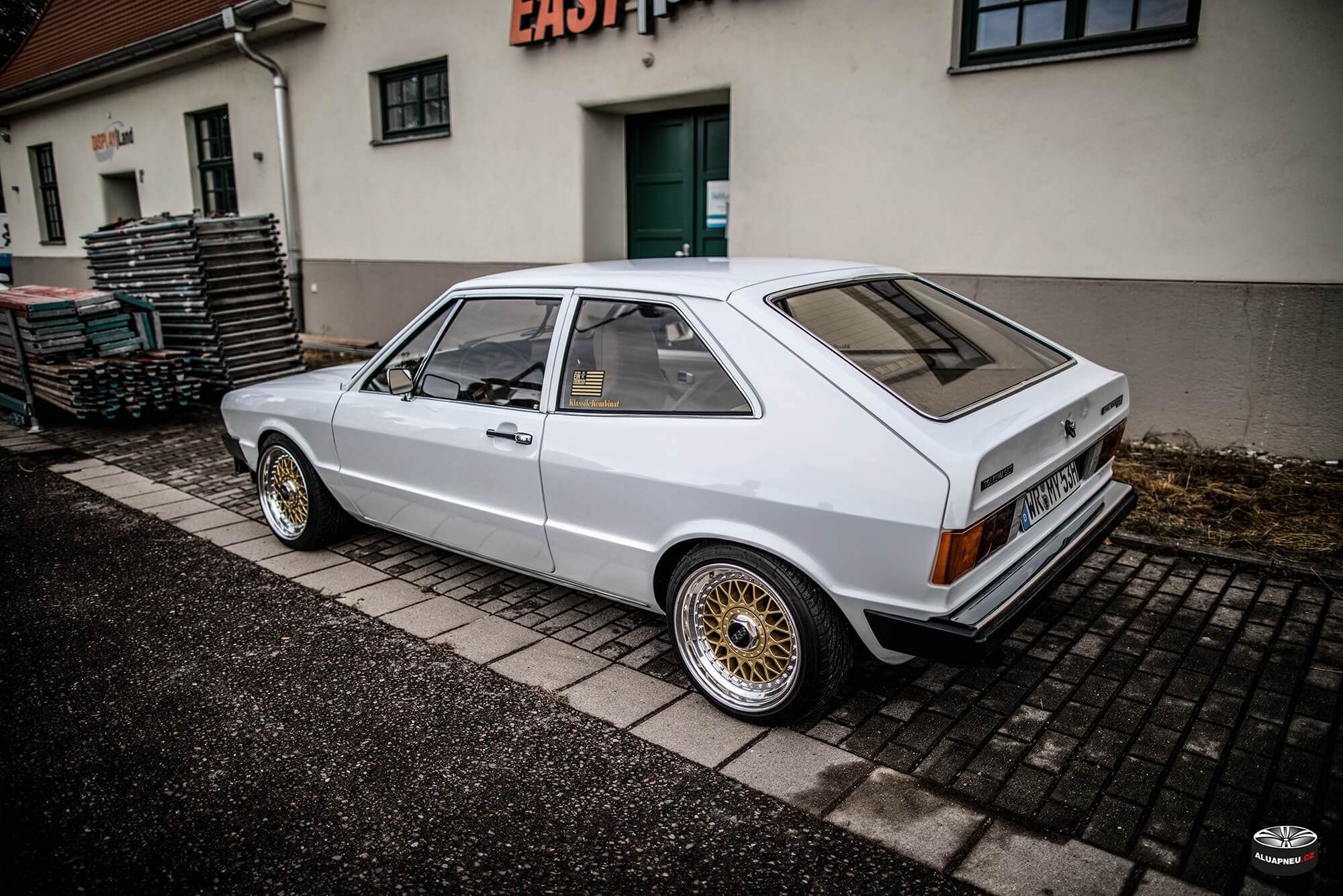 Zlatá alu kola s leštěným límcem - dělené elektrony Bbs Rs - XS Classic Carnight 5.0 - Drážďany tuning sraz 2019 - www.aluapneu.cz