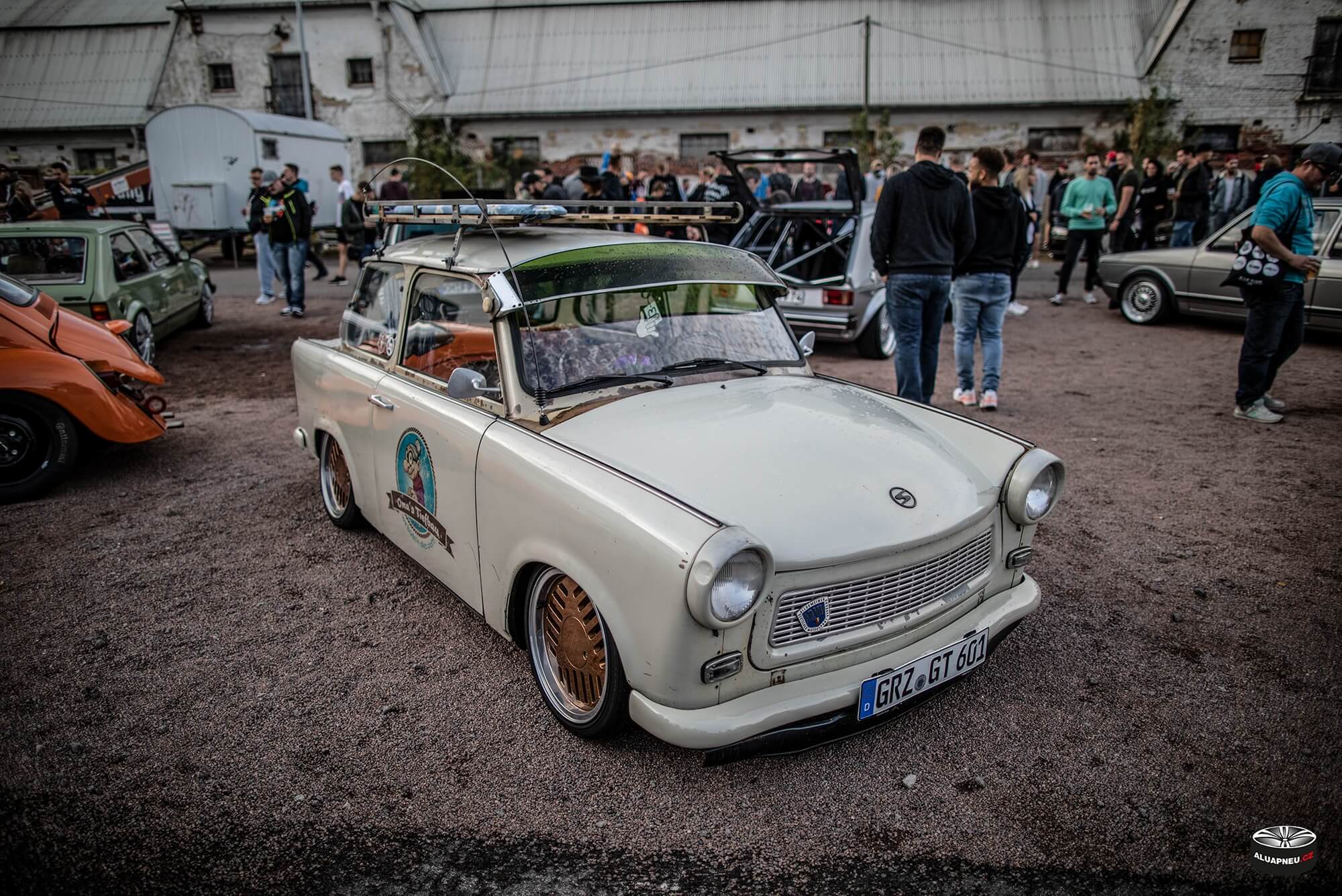 Trabant 601 zlatá alu kola s leštěným límcem - tuning sraz Drážďany 2019 - www.aluapneu.cz