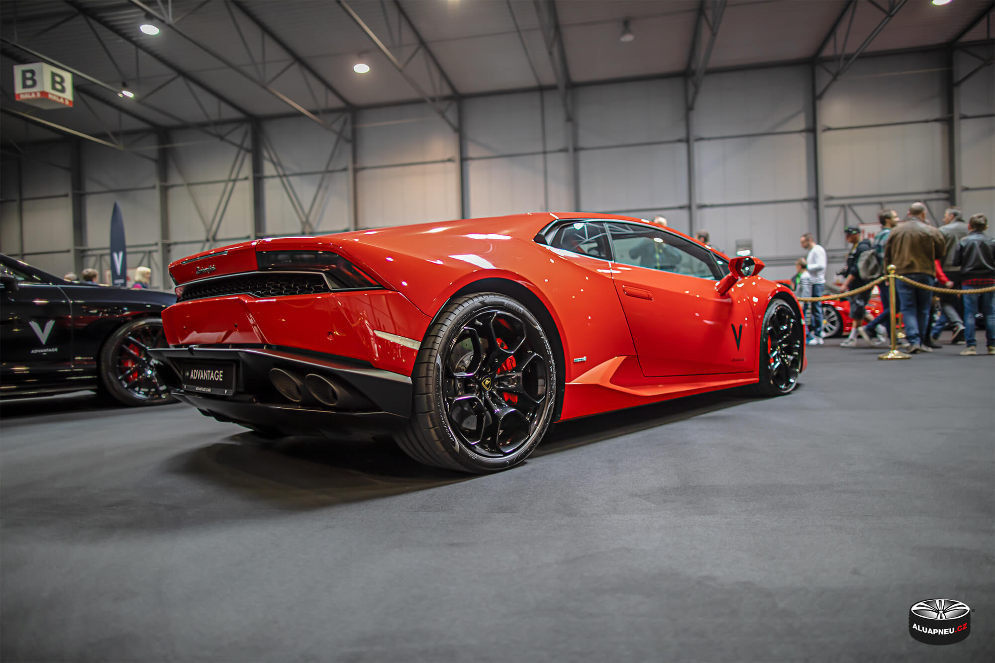 Černá alu kola Lamborghini - Autosalon Praha 2019 - www.aluapneu.cz