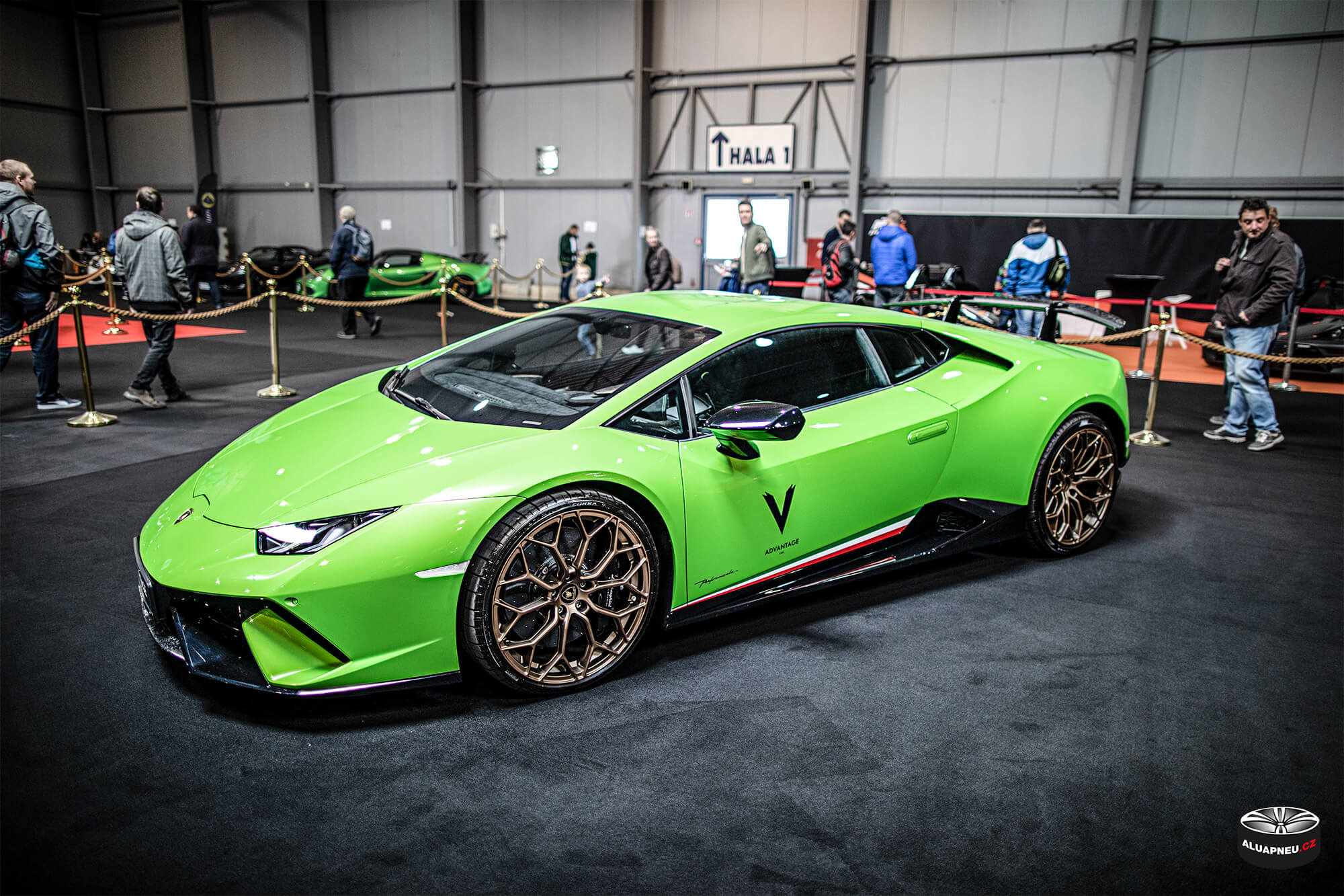 Zelené Lamborghini Aventador - bronzová alu kola - Autosalon Praha 2019 - www.aluapneu.cz