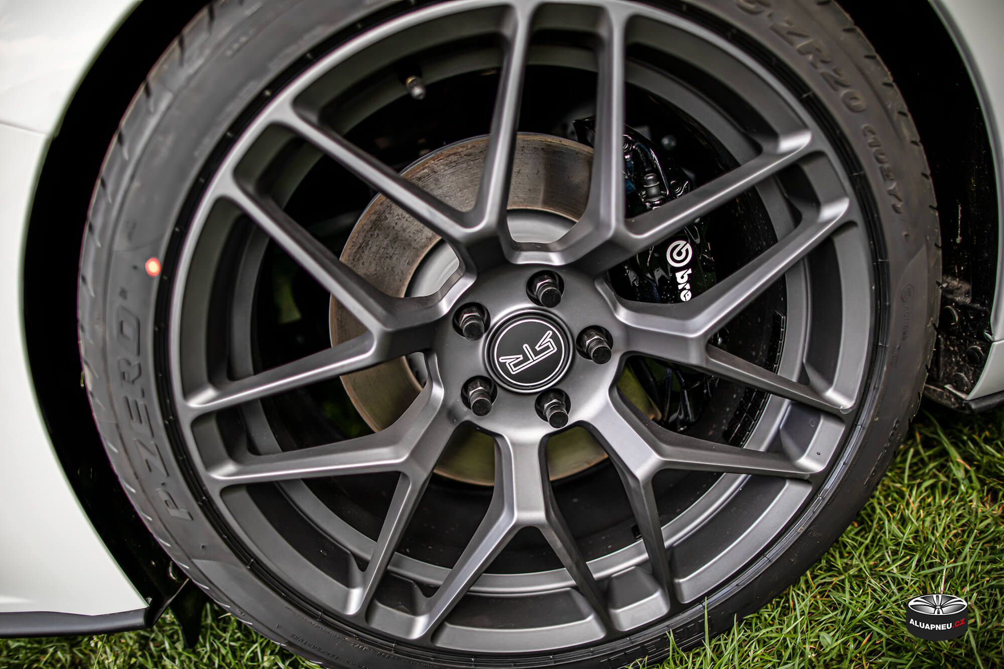 Šedé elektrony - Brembo brzdiče - Automobilové Legendy 2019 - www.aluapneu.cz