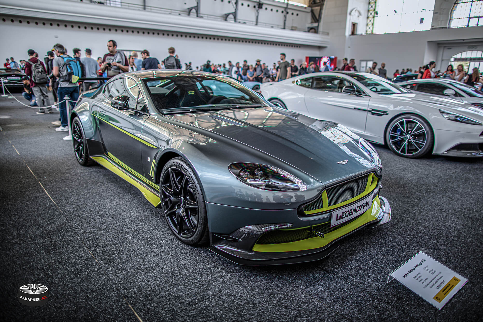 Černá alu kola Aston Martin - Automobilové Legendy 2019 - www.aluapneu.cz